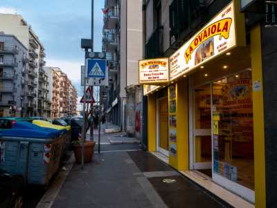 Salutiamo i Franco per spostarci in via Brigata Bari, da  "La Ovaiola", azienda che dispone di propri allevamenti fuori citt� e ha un'altra sede nel rione Carrassi. Stavolta individuare la rivendita � pi� facile: a segnalarla c'� un'insegna su sfondo bianco